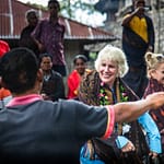 Indonesische Menschen in traditioneller Kleidung treffen sich mit Touristen / © Foto: Georg Berg
