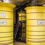 Einträchtig nebeneinander stehen die Lagerbehälter für Dijon-Senf und Burgund-Senf. 24 Stunden ruht der fertige Senf hier, bevor er abgefüllt wird / © Foto: Georg Berg