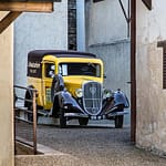 Ein Lieferfahrzeug aus vergangener Zeit steht im Hof der Moutarderie Edmond Fallot / © Foto: Georg Berg
