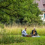 Katja Baumhoff, stellv. Leiterin der Sammlung Oskar Reinhart, erklärt, wie die Idee zu den Picknick-Körben entstanden ist / © Foto: Georg Berg