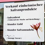 Verkaufsschild für Safranprodukte aus Mund im Wallis / © Foto: Georg Berg