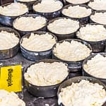 Rygeost ist ein Rauchkäse von der Insel Fyn in Dänemark. Vor dem Räuchern wird der Käsebruch zum Reifen in eine Form gefüllt / © Foto: Georg Berg