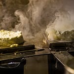 Der Rygeost ist eine Käsespezialität der dänischen Insel Fyn. Der Käse wird rund 20 Sekunden einem intensiven Rauch aus Biostroh ausgesetzt / © Foto: Georg Berg