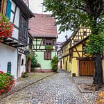 Das Elsass ist für seine mittelalterlichen Orte bekannt. Hier eine Gasse in der Altstadt von Kaysersberg / © Foto: Georg Berg