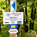 Wandern von Bahnhof zu Bahnhof ist gut ausgeschildert in Luxemburg. Das untere Schild „CFL“ ist ein Hinweis darauf, dass die Route auch über einen Bahnhof führt. Im ganzen Land gibt es diese CFL-Wanderwege mit einer Bahnstation am Anfang und am Ende. So kann man einfach einsteigen und kostenlos zurück zum Ausgangspunkt fahren / © Foto: Georg Berg