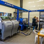 Das Herzstück der Olivenölproduktion bei Taurenne. Es ist laut, denn in der Schlagmühle werden gerade die Oliven zerkleinert. In der anschließenden Malaxation wird der Olivenbrei geknetet. Von all dem ist nichts zu sehen, denn Sauerstoffeintrag soll möglichst vermieden werden / © Foto: Georg Berg