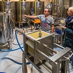 Im Vordergrund eine Filteranlage, hier werden letzte Schwebstoffe aus dem Olivenöl geholt, bevor die sortenreinen Öle in die Edelstahltanks gefüllt werden. Die Abfüllung in Flaschen erfolgt nach Bedarf / © Foto: Georg Berg