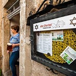 Hier wird frisches Zoigl-Bier in den Garten des alten Pfarrhofs gebracht / © Foto: Georg Berg