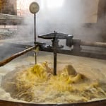 Die Stammwürze am Siedepunkt. Bald kann sie ins Kühlschiff abgelassen werden / © Foto: Georg Berg