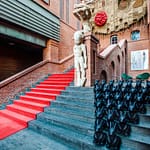 Die beeindruckende Eingangshalle von Hotel Blow up 5050, Posen. Polen. Als Gast möchte man sofort dem roten Teppich folgen. Er führt vorbei an zeitgenössicher Kunst wie Skulputen und Fotografien. Der Hotelgast wird direkt in die ebenfalls gigantische Hotelbar geführt / © Foto: Georg Berg