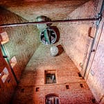 Die Bar im Hotel Blow up 5050, Posen liegt im ehemaligen Getreidespeicher der Brauerei. Hier können Zigarrenliebhaber noch ungestört ihre Havanna glimmen lassen. Der Zigarrenqualm verliert sich bei dieser gigantischen Raumhöhe / © Foto: Georg Berg