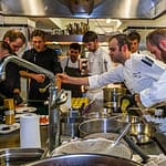 Michelin-Sternekoch Andreas Krolik mit seinem Team beim Rheingau Gourmet Festival in Hattenheim / © Foto: Georg Berg