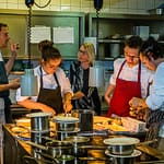 Frederick Desch und sein Team bei den Vorbereitungen zum Abendmenü / © Foto: Georg Berg
