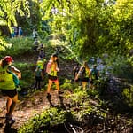 Hash House Harriers Laufveranstaltung. Über Stock und Stein geht es, durch Bäche und matschige Böschungen hinauf. Schon kurz nach dem Start haben sich die Läufer von den Wanderern abgesetzt / © Foto: Georg Berg