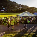 Auch Cricket-Mannschaften (im Hintergrund) feiern gerne mit, wenn die Hash House Harriers ihr Lebenselixier ausschenken / © Foto: Georg Berg