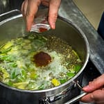 Simon Klein bei der Zubereitung der Bohnensuppe mit Rauchbier, Safran und Bohnenkraut / © Foto: Georg Berg