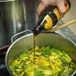 Eine Melange von guten Zutaten. Der Bohnensuppe nach einem mittelalterlichen Rezept wird neben viel Safran auch Rauchbier zugefügt / © Foto: Georg Berg