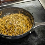 So entlockt man dem Süßholz die Süße. Geraspelt und in Wasser aufgekocht / © Foto: Georg Berg