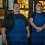 Wolfgang Theis, Chefkoch  (links) und Simon Klein, Historiker, machen das kulinarische Mittelalter wieder lebendig. Die historischen Räumlichkeiten in der Gaststätte Schlenkerla verpassen dem Konzept der beiden Rezeptforscher das perfekte Ambiente / © Foto: Georg Berg