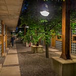 Alte Industrielampen beleuchten den Innenhof im Hotel Graace, Luxemburg City / © Foto: Georg Berg