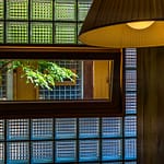 Blick vom Arbeitsplatz in den Innenhof. Die Zimmer sind klein und überraschen mit einer sehr edlen, fast schon japanischen Schlichtheit / © Foto: Georg Berg