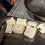 Die Herstellung von Hellim braucht acht Stunden Zeit. Die Käsespezisliät aus Nordzypern kann frisch gegessen werden. Wird aber meist in der Pfanne gebraten oder gegrillt / © Foto: Georg Berg