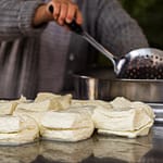 Nach rund 30 Minuten werden die Käsestücke aus dem heißen Wasser geholt und im Anschluss mit Salz und frischer Minze gewürzt / © Foto: Georg Berg