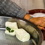 Seine typische eckige Form erhält Hellim bzw Halloumi weil der flüssige Käsebruch auf ein Blech gegossen wird und dort weiter stockt bevor er in Stücke geschnitten in kochendes Wasser gelegt wird / © Foto: Georg Berg