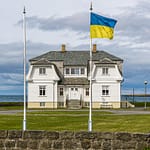 Haus Höfði in Reykjavik, Island. Das 1909 erbaute Haus des isländischen Dichters Einar Benediktsson war 1986 Schauplatz des legendären politischen Gipfeltreffens zwischen Ronald Reagan und Michail Gorbatschow. Während des russischen Angriffskrieges weht hier die ukrainische Flagge / © Foto: Georg Berg