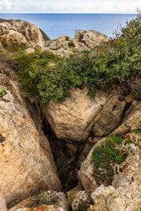 Auf der Insel Gozo oberhalb der Ramla Bucht befindet sich die "Kalypso-Grotte" (Calypso Cave), die mutmaßlich der von Homer beschriebenen mythologischen Insel Ogygia entspricht / © Foto: Georg Berg