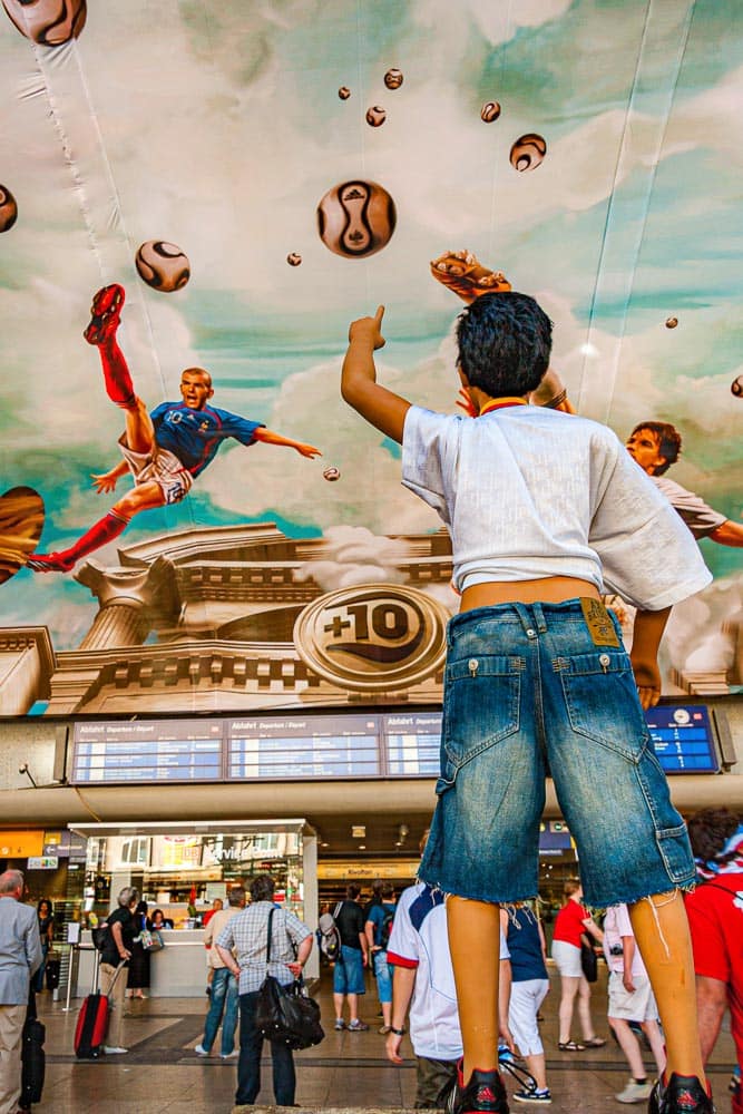Auf einer Fläche von mehr als 800 Quadratmetern hat Adidas ein Fresko an der Decke des Kölner Hauptbahnhofs anbringen lassen. In originalgetreuer antiker Anmutung schweben Nationalspieler wie Michael Ballack, David Beckham, Zinédine Zidane und Juan Román Riquelme hoch über den Köpfen der Passanten / © Foto: Georg Berg