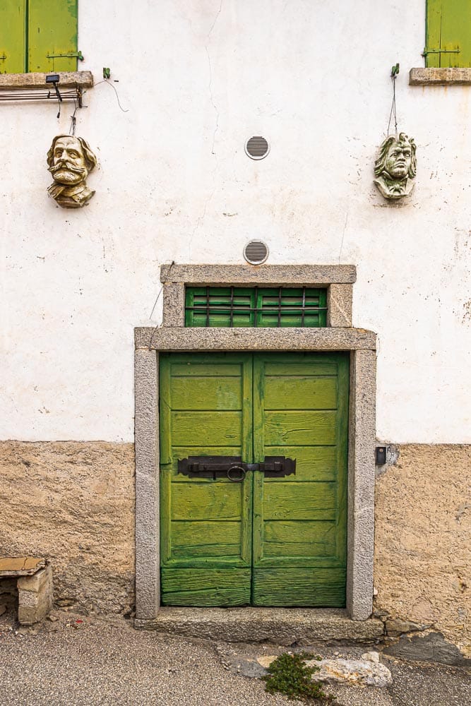Eingangstüren zu den traditionellen Cantinas auf der Via Cantine di Salorino, Circolo di Mendrisio, Switzerland / © Foto: Georg Berg