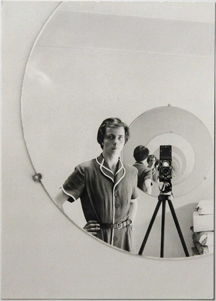 Selbstporträt in rundem Spiegel © Vivian Maier, Courtesy of the Estate of Vivian Maier