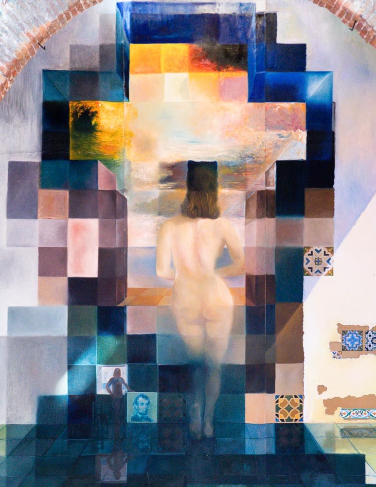 Überaus bestaunenswert sind die Gemälde aus Dalis paranoisch-kritischen Phase, in der er mit dem Verstand nicht fassbare Vorstellungsbilder durch eine hohe künstlerische Präzision realisiert. Auf dem riesigen Wandgemälde im Zentrum des Museums ist es ausgeschlossen beide Motive gleichzeitig zu sehen. Zuerst erkennt man das verpixelte Konterfei von Abraham Lincoln. Tritt man weiter zurück, so bekommt man die nackte Rückenansicht von Dalis Frau und Muse Gala zu sehen / © Foto: Georg Berg