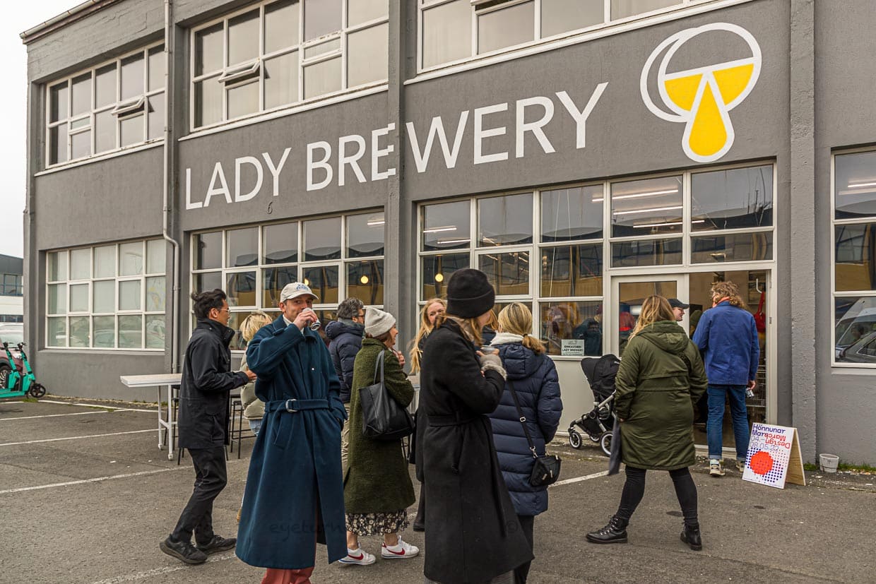 Design March in Reykjavik ist das größte isländische Designfestival, das Teilnehmer und Gäste mit progressivem Design und Innovation zusammenbringt. Die Lady Brewery braut seit mehreren Jahren das Festival-Bier / © Foto: Georg Berg