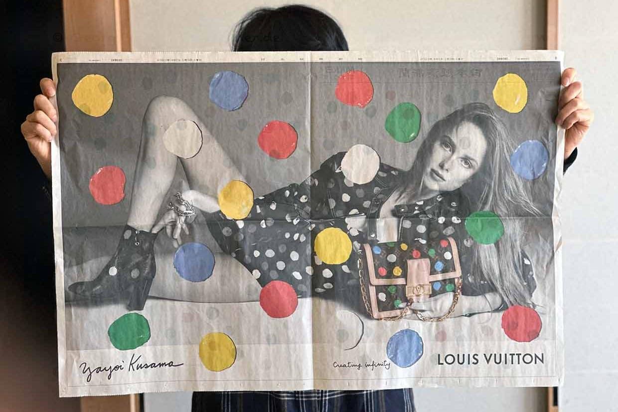 Werbeanzeige in der japanischen Tageszeitung Nikkei (Nihon Keizai Shimbun) zur Kollaboration zwischen Yayoi Kusama und Louis Vuitton im Januar 2023 © Foto: Noriko Hasegawa