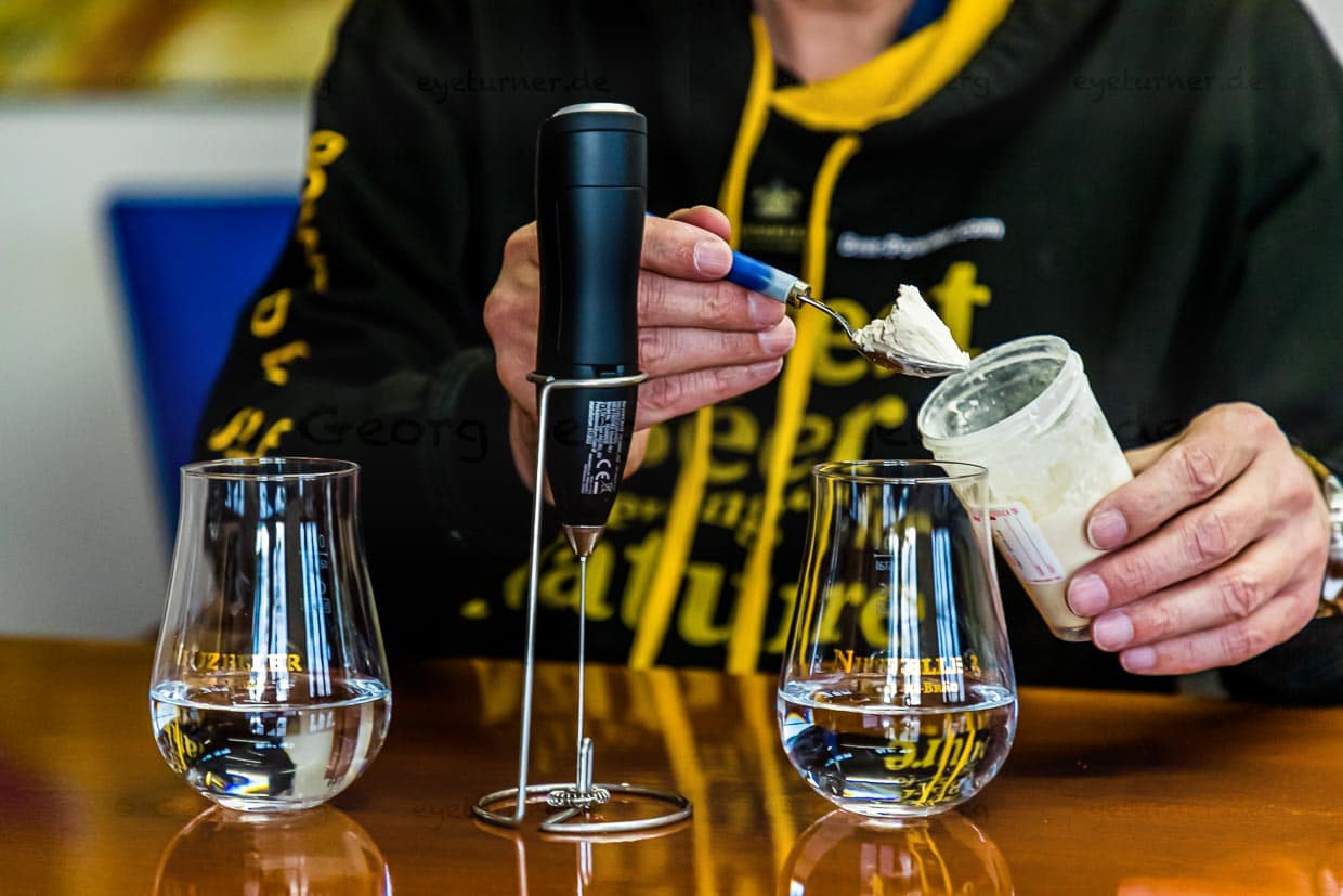 Stefan Fritsche, Geschäftsführer der Klosterbrauerei Neuzelle, rührt das trockenste Bier der Welt an. Aus Bierpulver und Wasser wird Bier / © Foto: Georg Berg