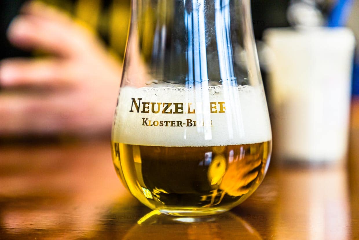 Bier angerührt aus Bierpulver. Die Schaumkrone ist stabil, der Geschmack noch nicht ganz rund. Die Produktidee besticht vor allem durch klimafreundliche Argumente beim Transport / © Foto: Georg Berg