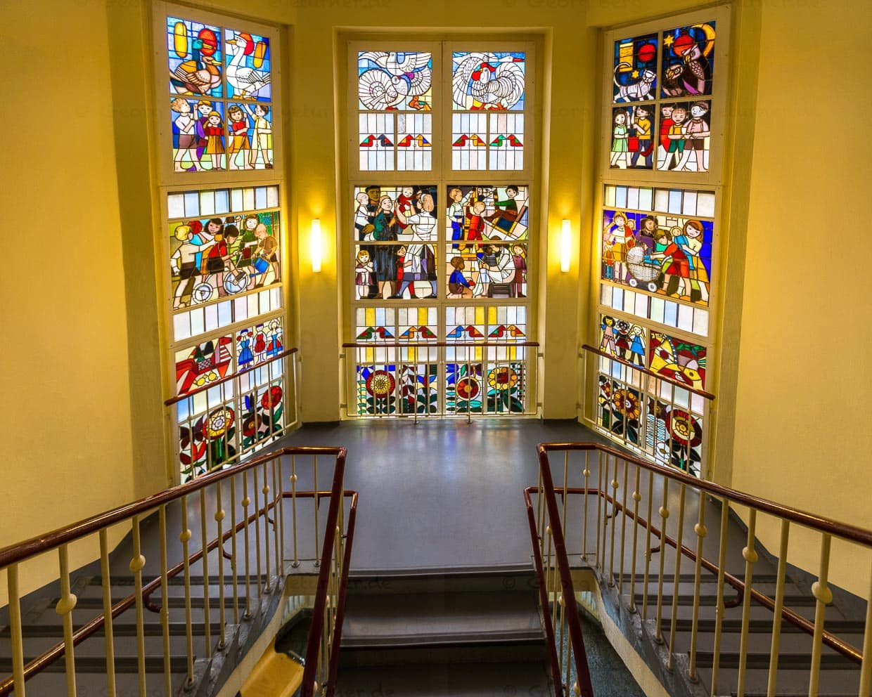 Glasfenster Aus dem Leben der Kinder von Walter Womacka im Treppenhaus Museum Utopie und Alltag. Das Gebäude entstand 1953 als Kinderkrippe und diente bis 1990 als Kindergarten, Planstadt Eisenhüttenstadt, Brandenburg / © Foto: Georg Berg
