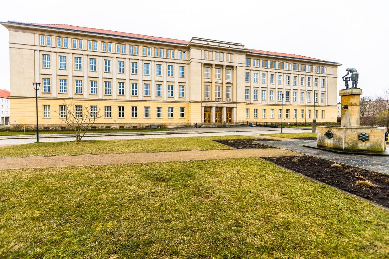 Heutiges Rathaus Eisenhüttenstadt, ehemals das Haus der Parteien und Massenorganisationen / © Foto: Georg Berg
