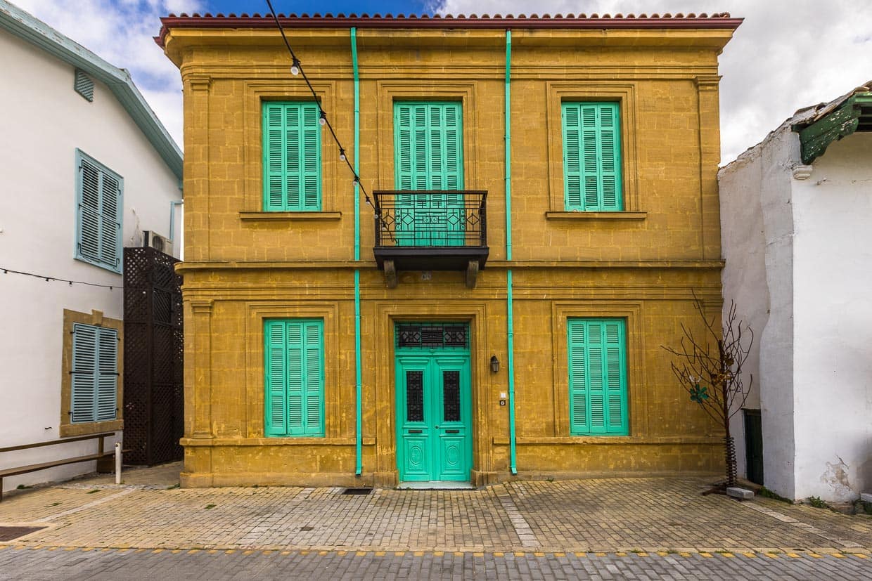 Haus aus der britischen Kolonialzeit aus hellen Sandstein im Norden von Nikosia / © Foto: Georg Berg