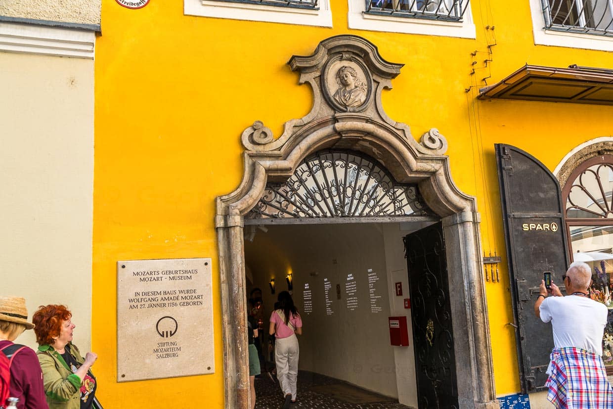 Mozart’s Geburtshaus in der Getreidegasse 9 in Salzburg. Bis 1994 befand sich im Erdgeschoss ein Feinkostgeschäft und direkter Nachfolger der "Alten Hagenauerischen Specereywarenhandlung". Heute versorgt die Supermarktkette SPAR hier Touristen aus aller Welt mit Getränken und Snacks / © Foto: Georg Berg