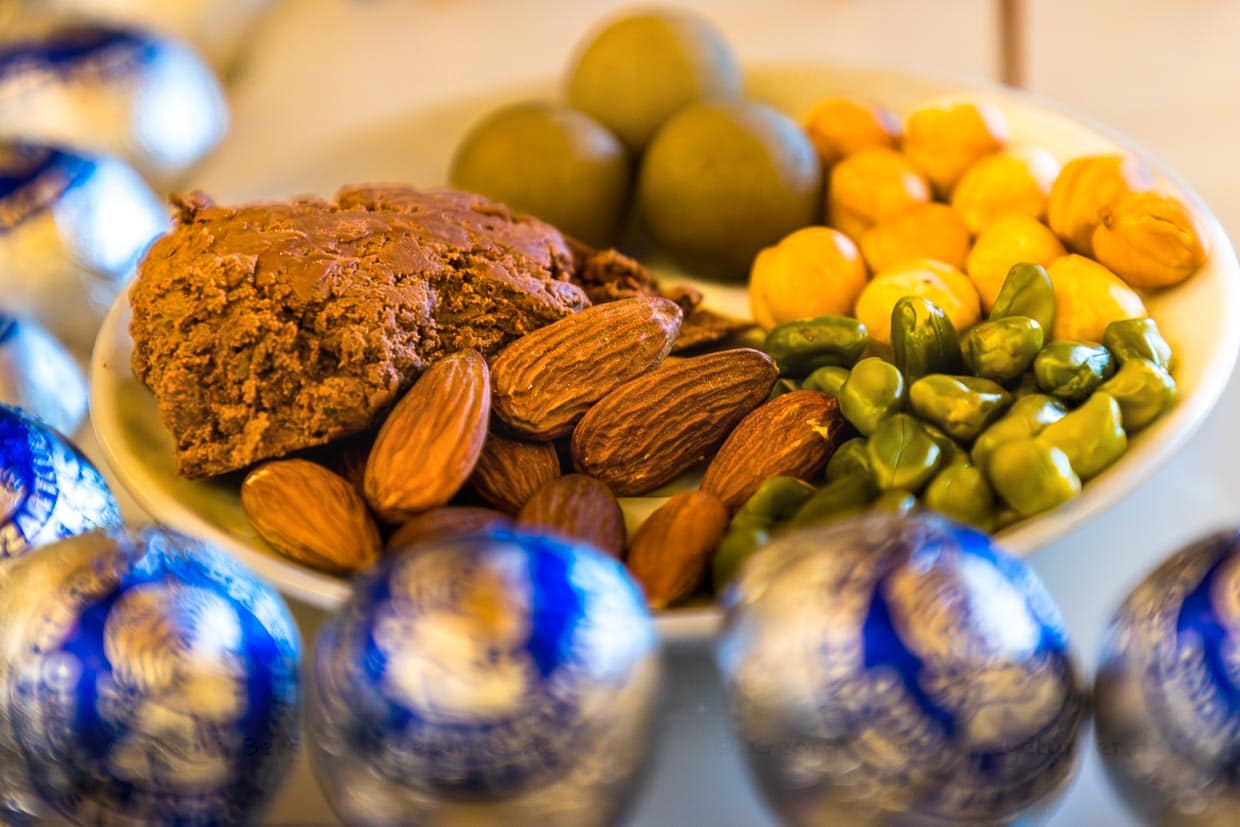 Zutaten der Original Salzburger Mozartkugel der Konditorei Fürst. Aus Mandeln und PIstazien entsteht der grüne Marzipankern, aus gerösteten Haselnüssen und Schokolade entsteht Nougat. Rund 3,5 Millionen Kugeln stellt die Konditorei Fürst jedes Jahr her / © Foto: Georg Berg