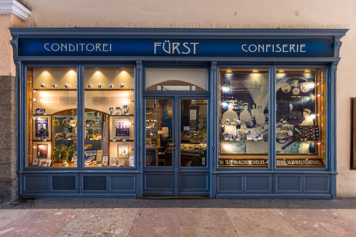 Stammhaus der Konditorei Fürst in der Salzburger Altstadt, Brodgasse 13. Hier erfand Paul Fürst 1890 die Original Salzburger Mozartkugel / © Foto: Georg Berg