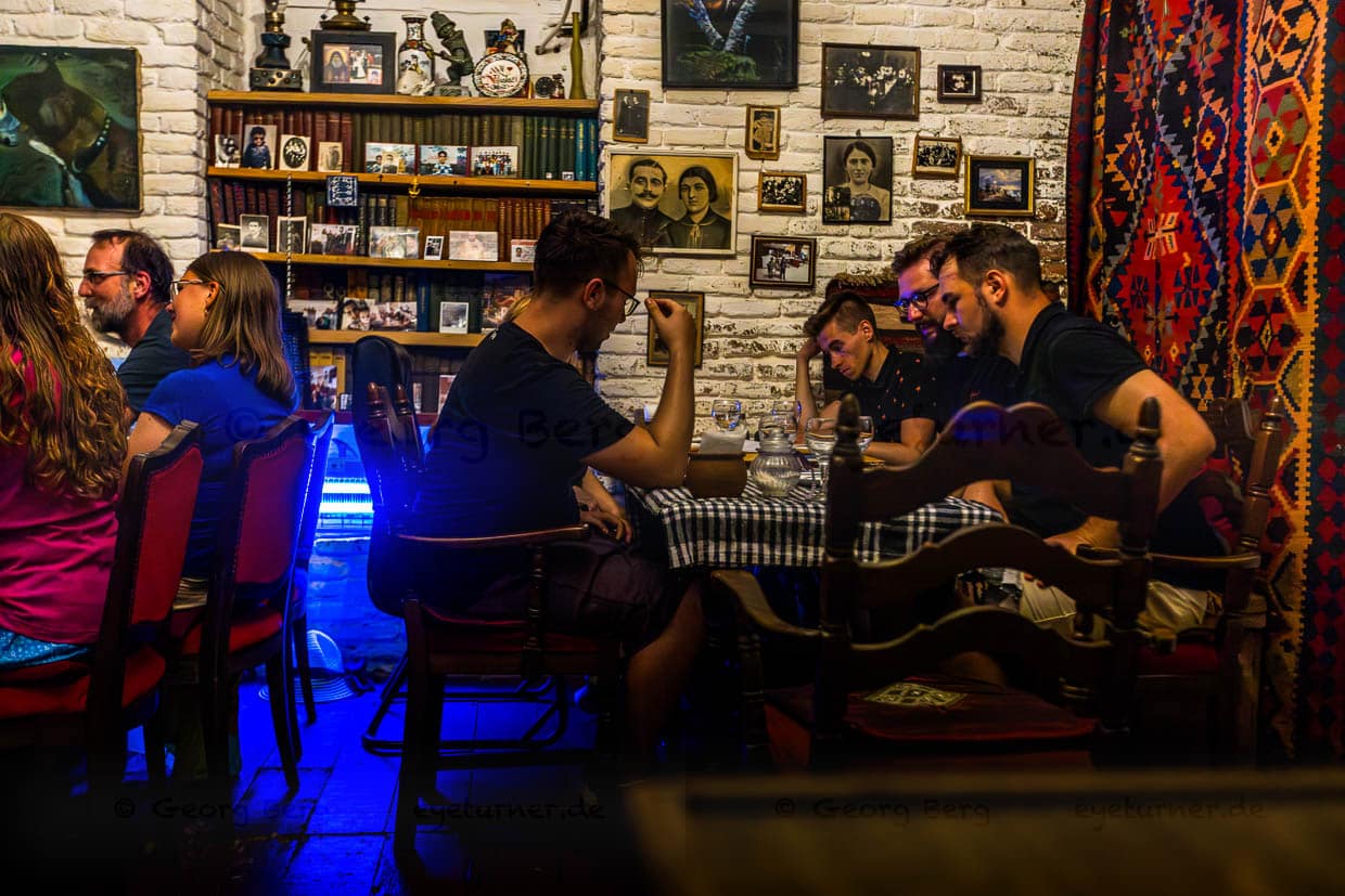 Das georgische Restaurant Nikolozi in Tbilisi (Georgien) ist für das gute Essen und die familiäre Atmosphäre bekannt / © Foto: Georg Berg