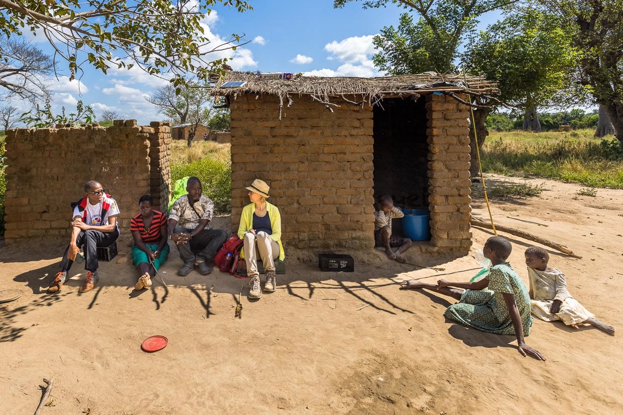 Lodge-Manager Max führt regelmäßig Besucher in das Dorf Kaudzu. 10 Prozent der Einahmen aus Übernachtungen fließen in das Hilfsprojekt / © Foto: Georg Berg