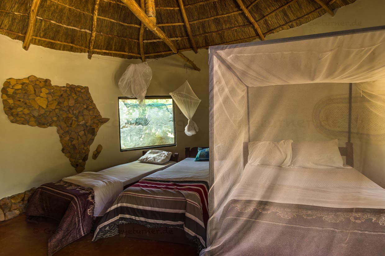 Schlafraum im Rundhaus der Kutchire Lodge. Die Betten sind alle mit Mosquitonetzen ausgestattet / © Foto: Georg Berg