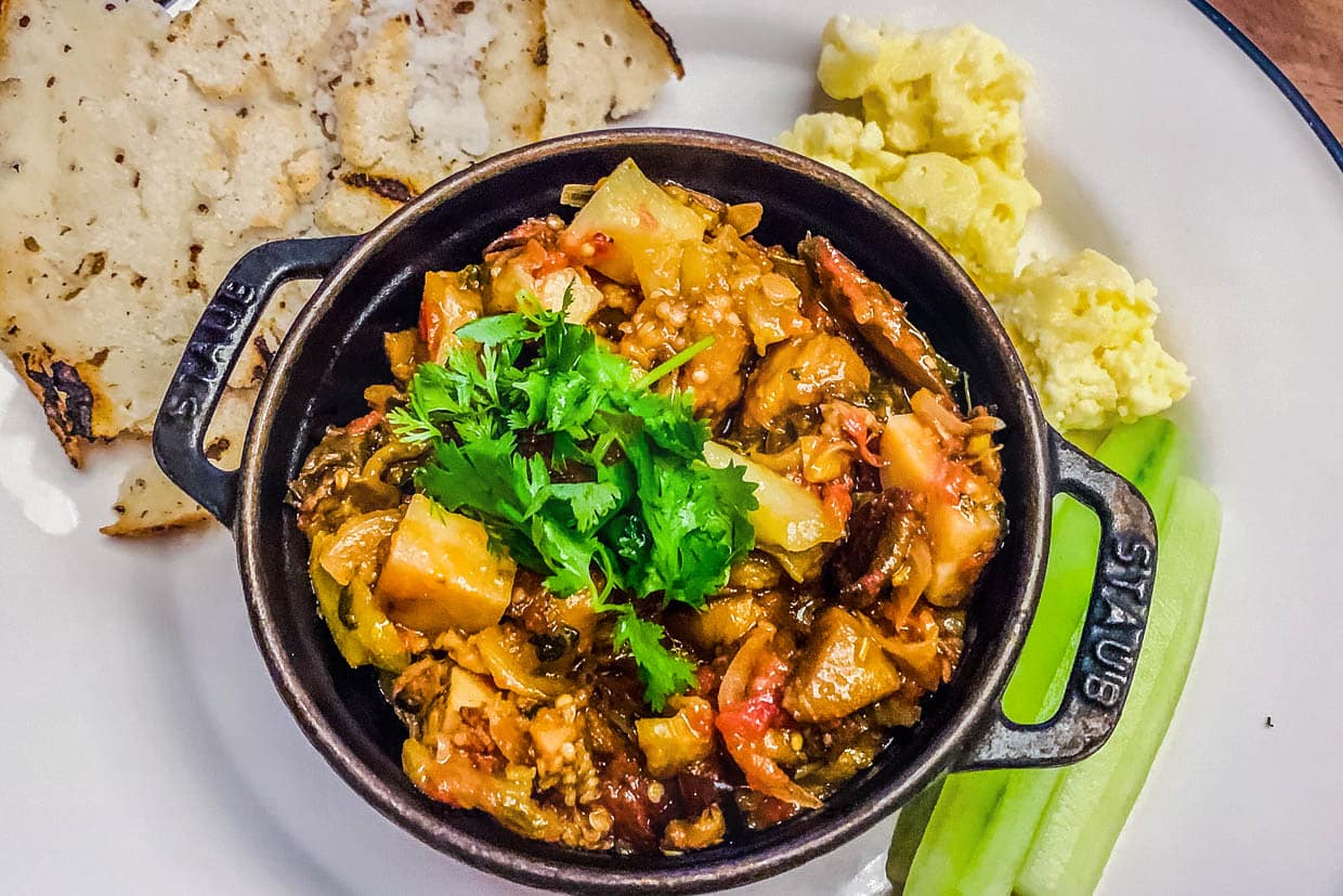 Herzhafter Eintopf mit Fladenbrot und Kartoffelsalat im Café Stamba