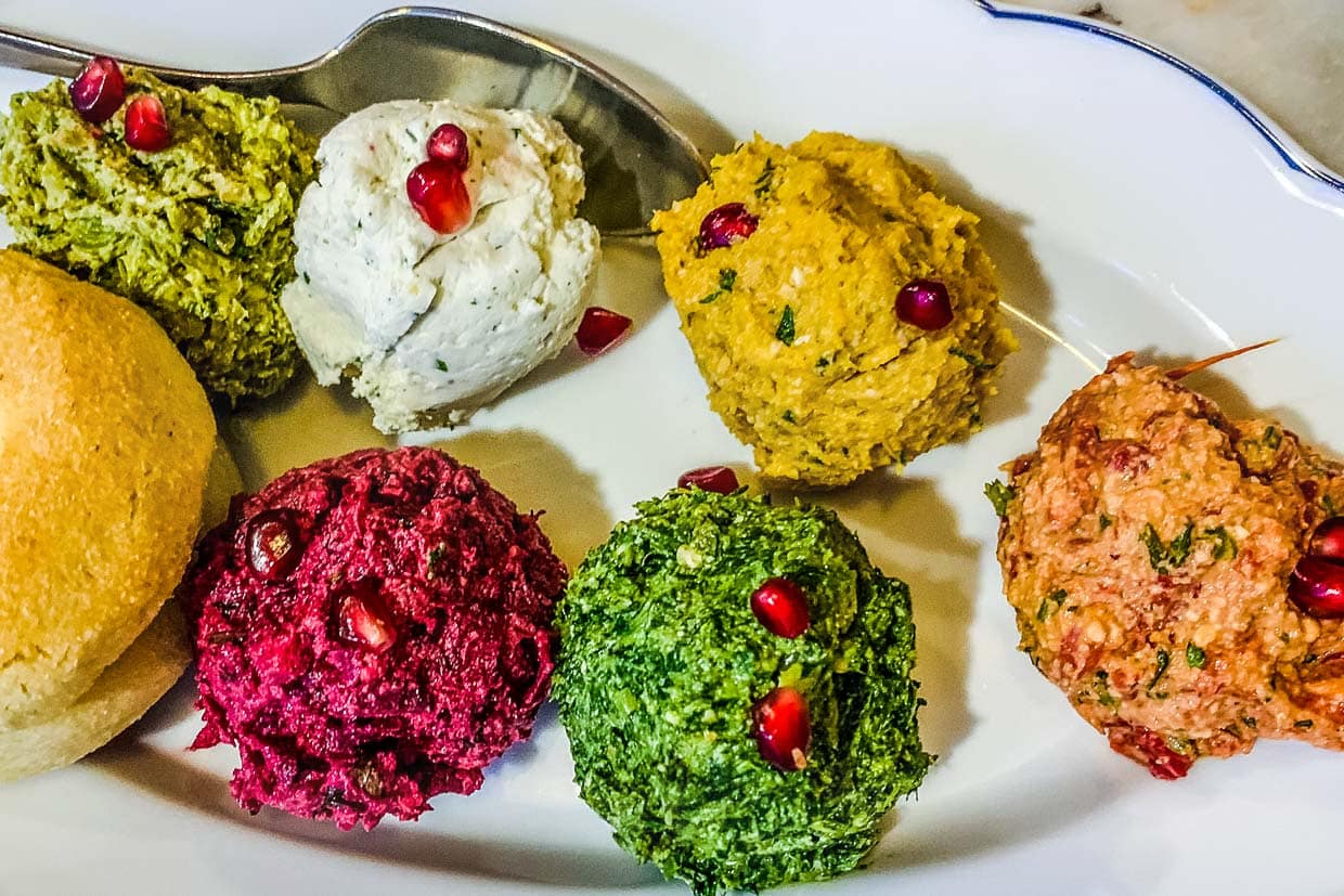 Pkhali heißen Gemüsepasten mit Spinat, Walnuss oder Rote Beete