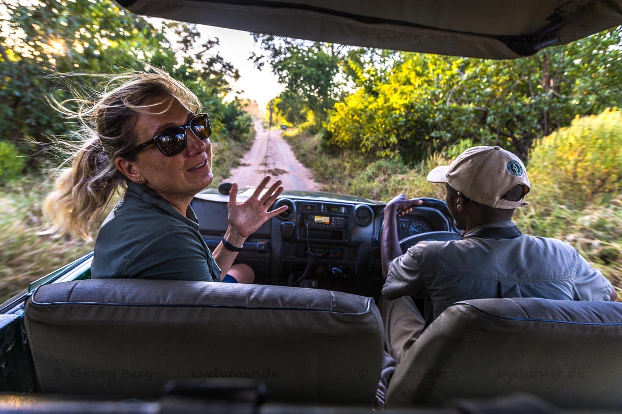 Tierärztin Dagmar Mayer engagiert sich im Majete Wildlife Reserve und betreut die medizinische Versorgung von Wildtieren / © Foto: Georg Berg